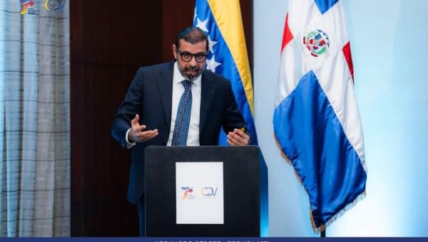 Subdirector de Promipyme expone en foro empresarial sobre IA de negocios sector MYPIMES